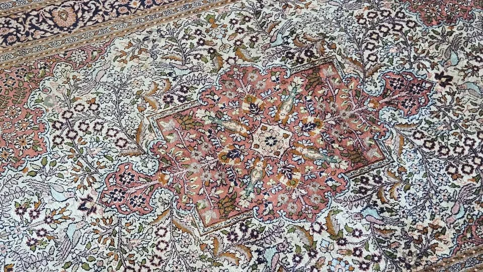 Authentic Hand-Knotted Viscose and Wool Persian Style Rug (4x6 f - photo 2