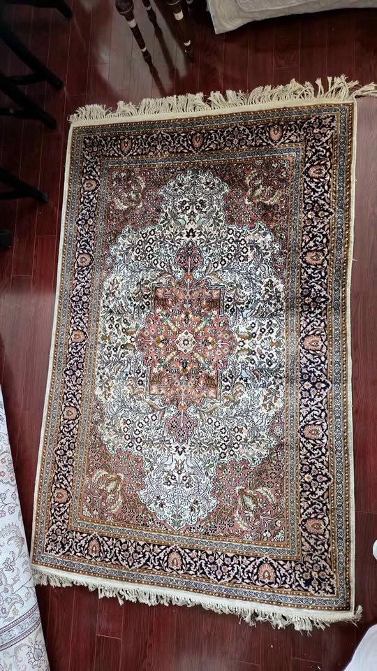 Authentic Hand-Knotted Viscose and Wool Persian Style Rug (4x6 f - photo 3