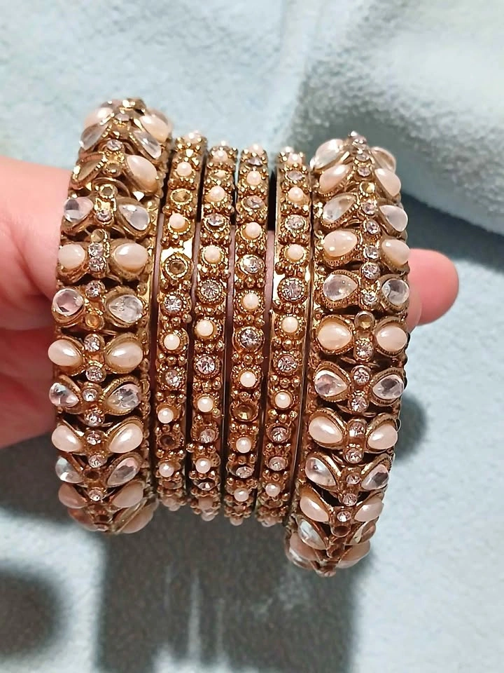 Antique Gold & Off-White Kundan Bangle Set (6-Piece)