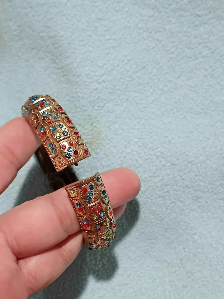 Vintage-Style Gold-Tone Rhinestone Hinged Bangle Bracelet