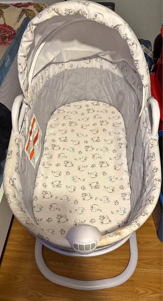 Delta Children Deluxe Moses Basinet for Sale