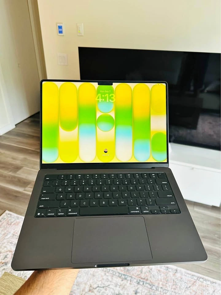 2025 MacBook Pro 14” M5 - 16GB/512 - 100% battery