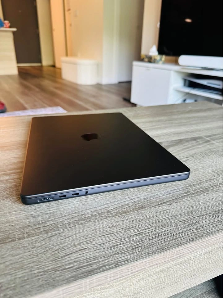 2025 MacBook Pro 14” M5 - 16GB/512 - 100% battery - photo 3