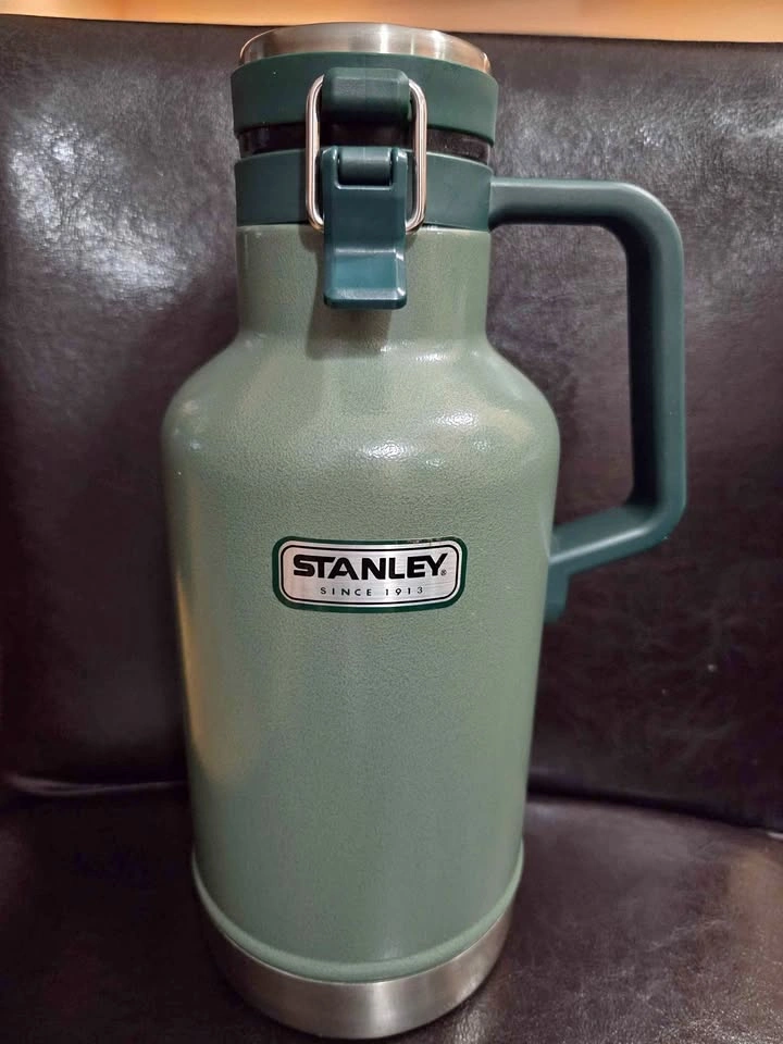 Stanley Classic Easy Pour Vacuum Insulated Growler (64 oz)