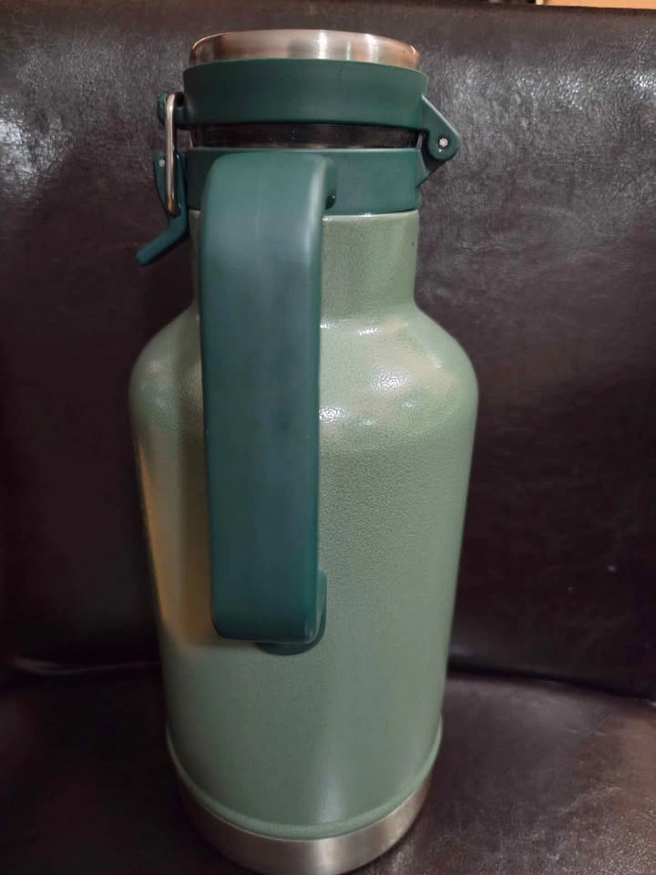 Stanley Classic Easy Pour Vacuum Insulated Growler (64 oz) - photo 3