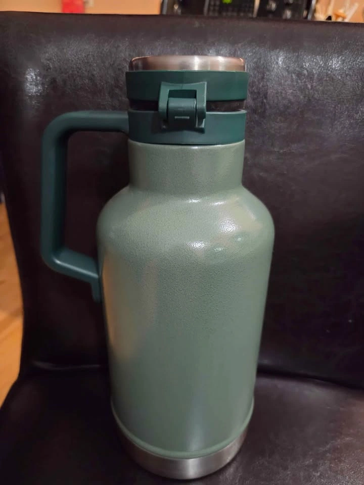 Stanley Classic Easy Pour Vacuum Insulated Growler (64 oz) - photo 4