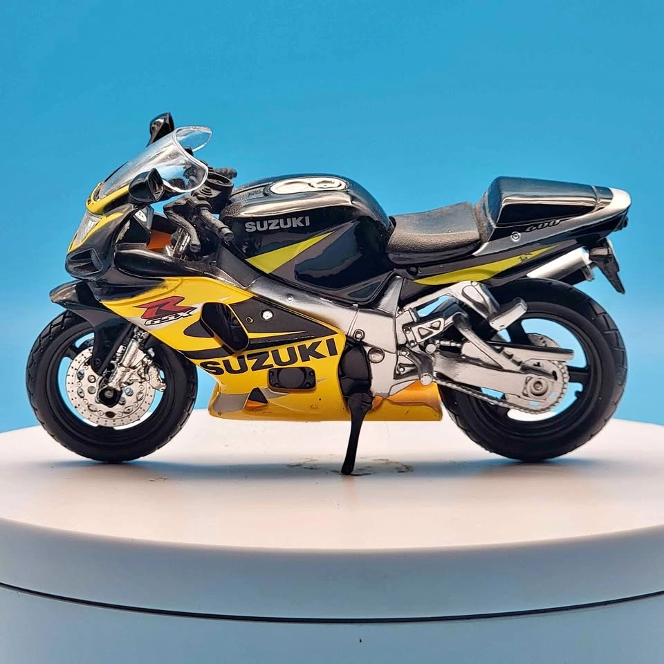 Suzuki GSX-R600 Motorcycle Model 1:18 Scale Diecast