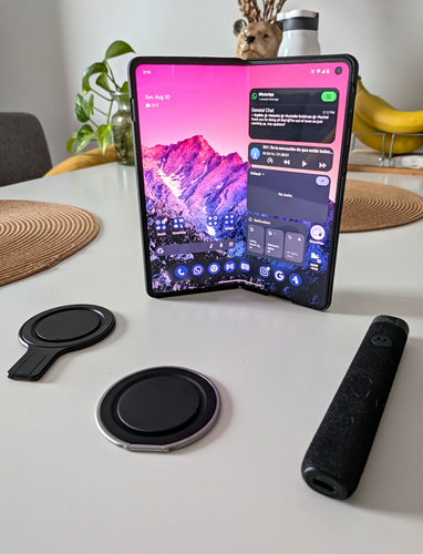 Bundle: Motorola razr fold 2026 512GB 16GB RAM + Accessories in Brooklyn, NY