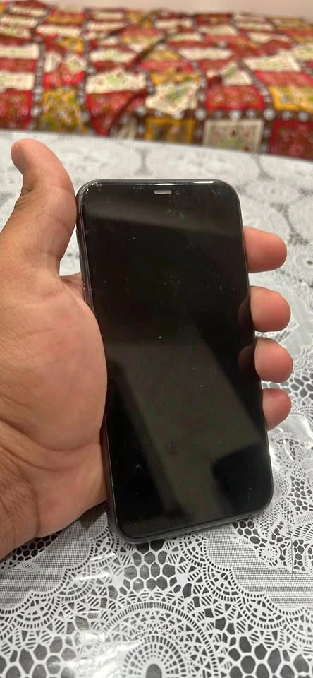 iPhone 11 (64gb) good condition