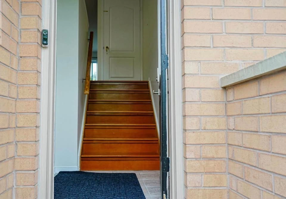 3 Beds 2.5 Baths - Townhouse - photo 2