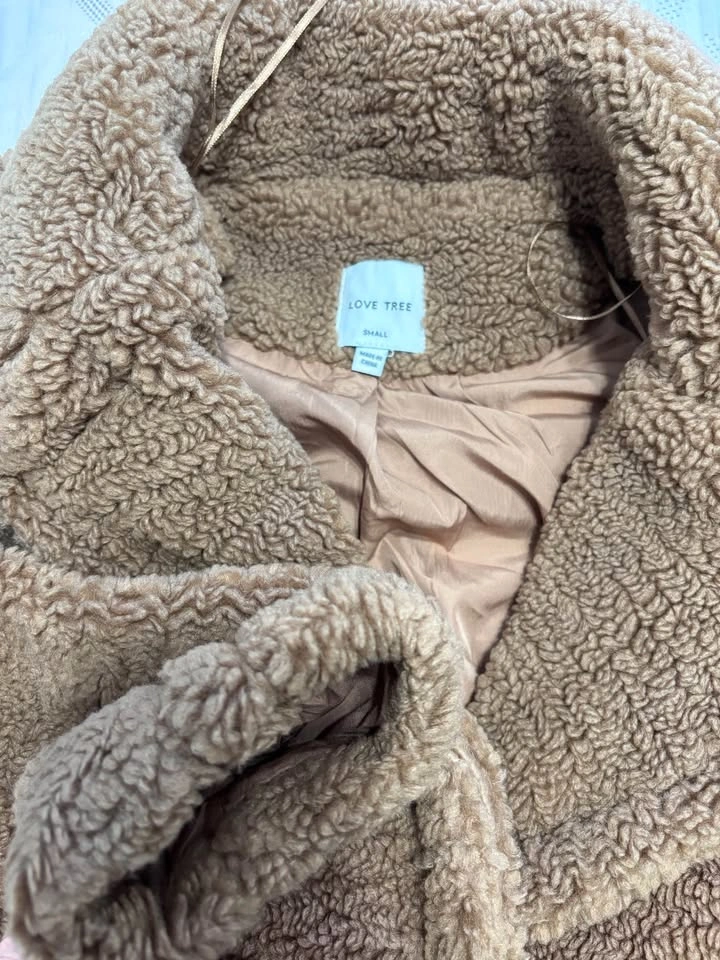 Women’s Brown Furry Coat Size Small Never Worn - photo 3