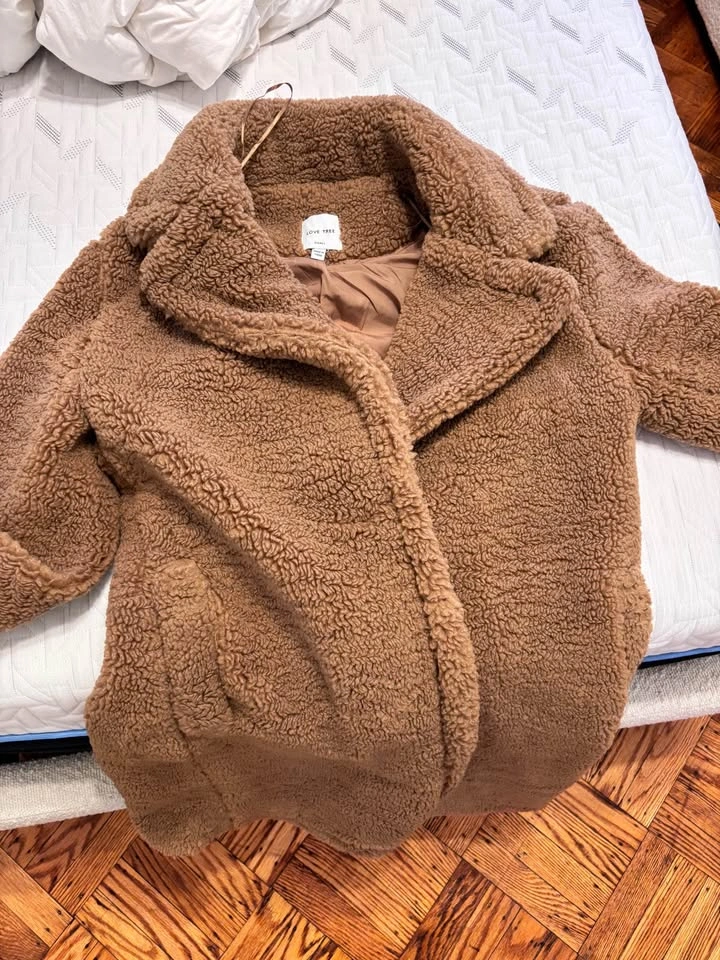 Women’s Brown Furry Coat Size Small Never Worn - photo 4