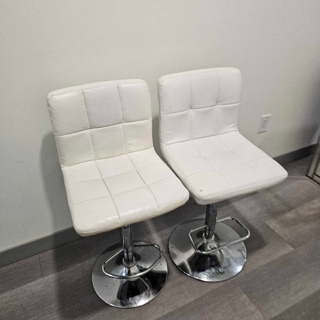 Delivery Available: A pair of bar stools - photo 2