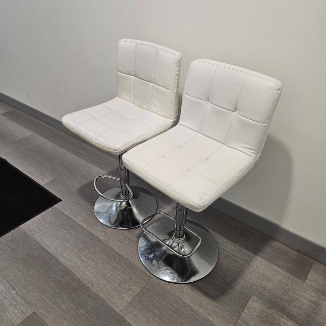 Delivery Available: A pair of bar stools - photo 3
