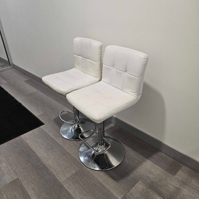 Delivery Available: A pair of bar stools - photo 4