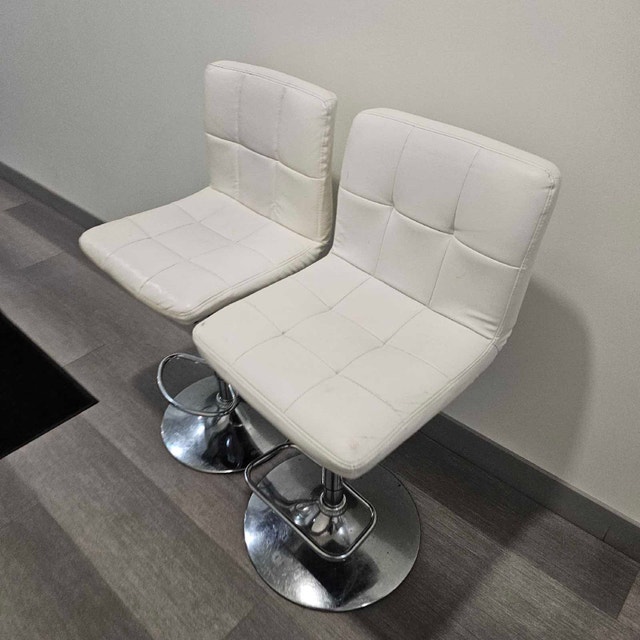 Delivery Available: A pair of bar stools - photo 5