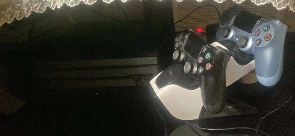 Ps4 pro + 2 controllers and charging dock