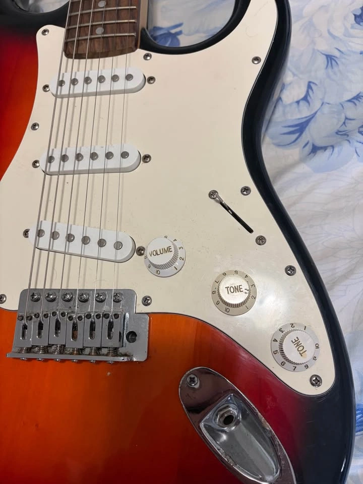 ION Sunburst Electric Guitar with Amplifier - photo 3