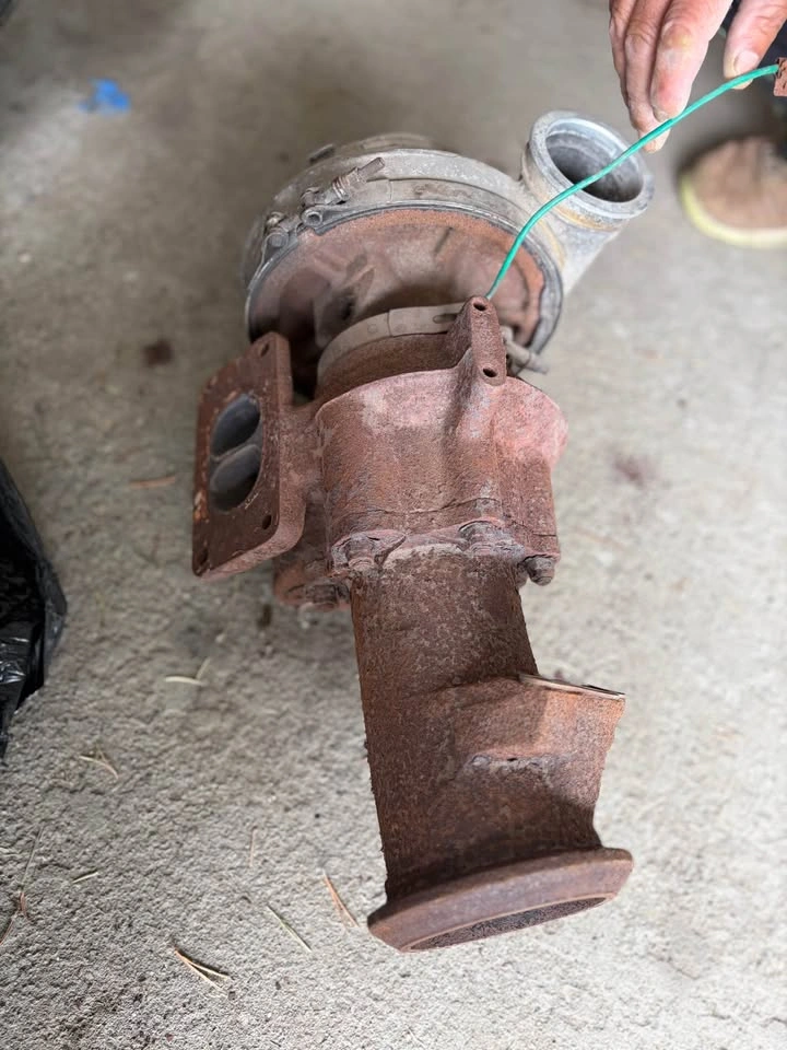 Turbo from cascadia freightliner - photo 3