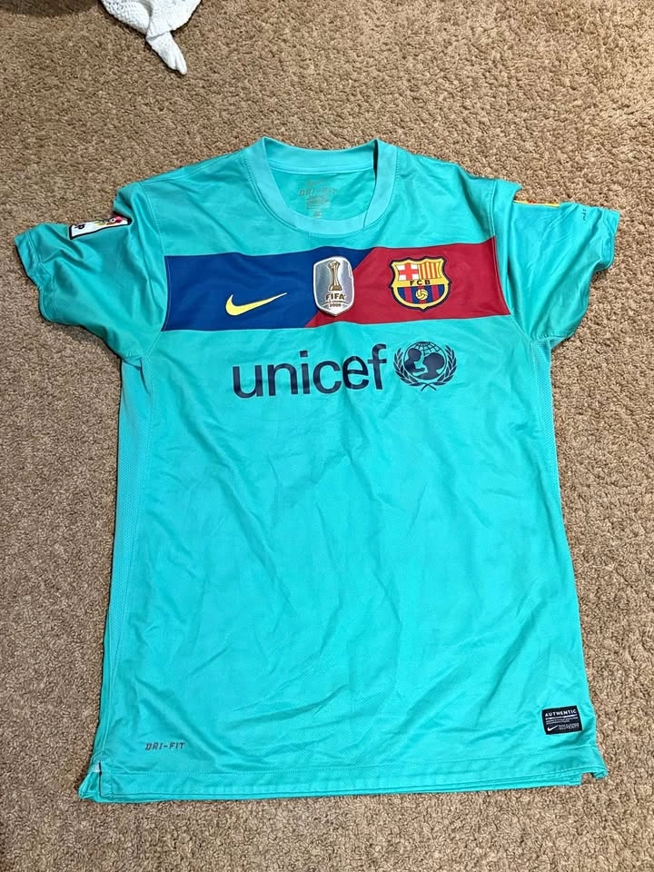 Nike FC Barcelona 2010-2011 Away Jersey