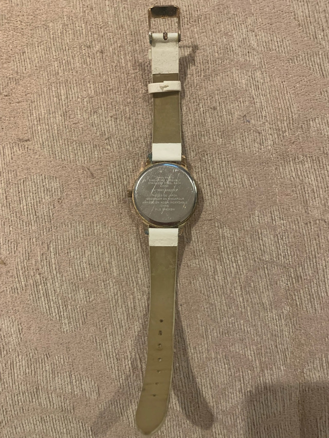 Quartz watch on a white strap - photo 2
