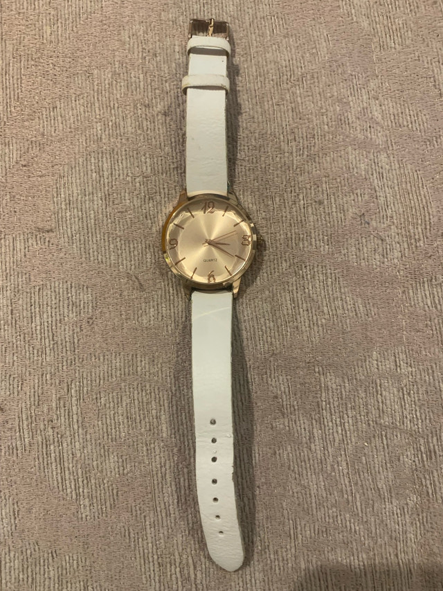 Quartz watch on a white strap - photo 3