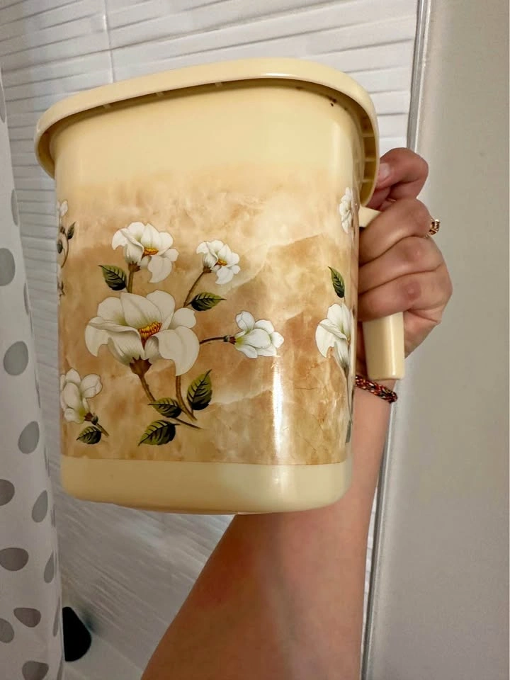 Moving sale: Cream flower design bath mug