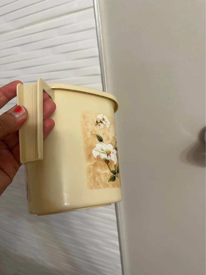 Moving sale: Cream flower design bath mug - photo 2