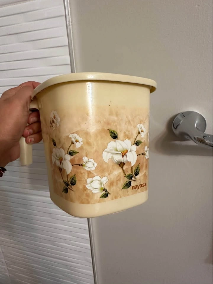 Moving sale: Cream flower design bath mug - photo 3