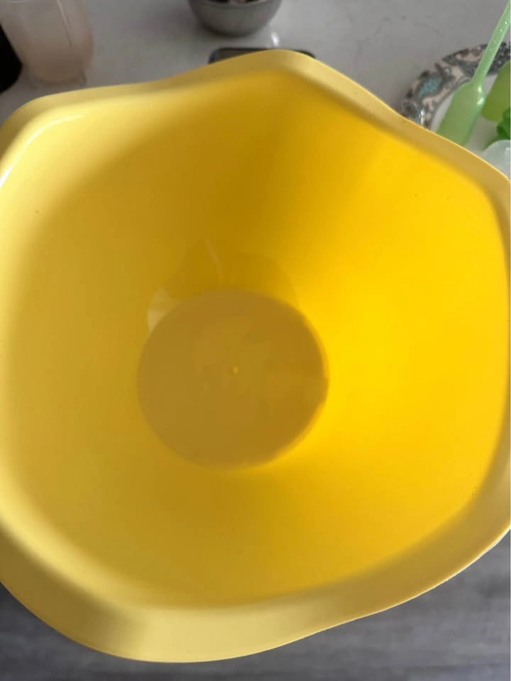 Yellow plastic big mixing bowl - photo 3