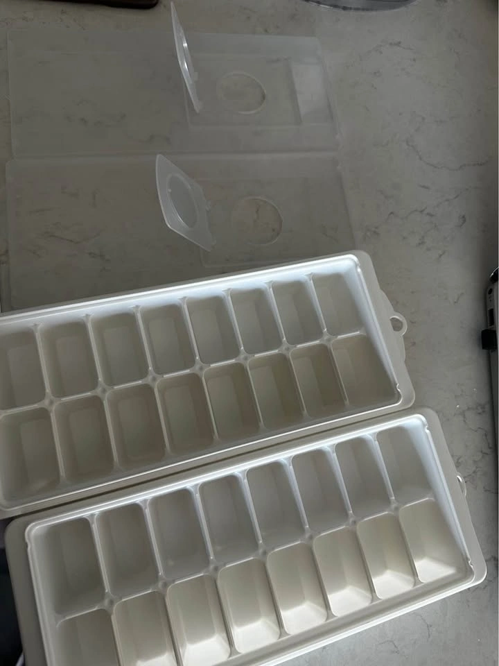 Moving sale: 2 sets of ice trays with lids - photo 2