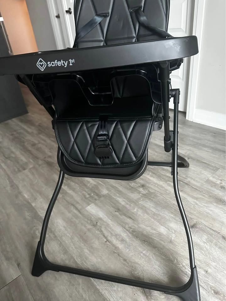 Moving sale: Foldable black high chair - photo 2