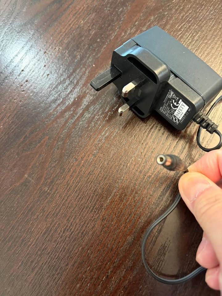9V 0.85A power adapter for UK - photo 3