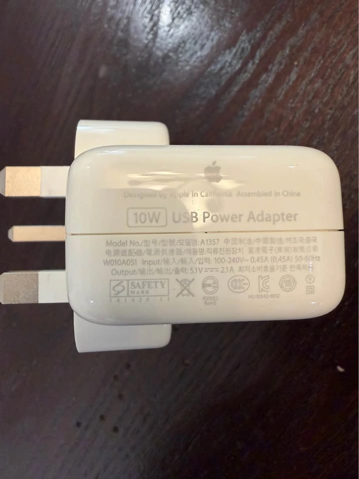 Apple 10W USB charger UK - photo 2