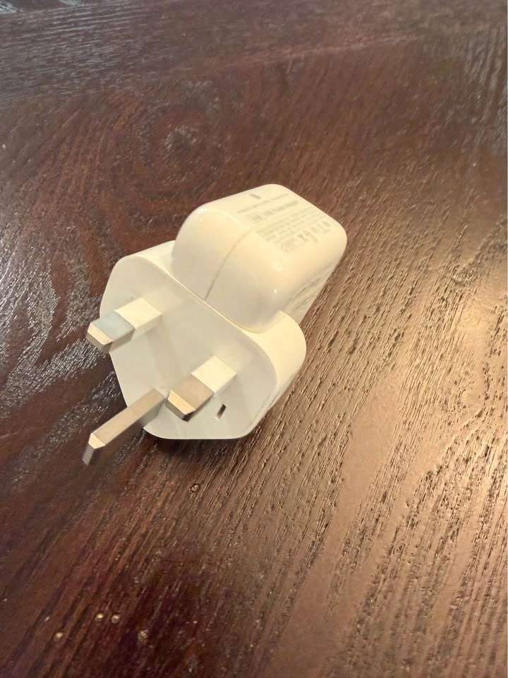 Apple 10W USB charger UK - photo 3