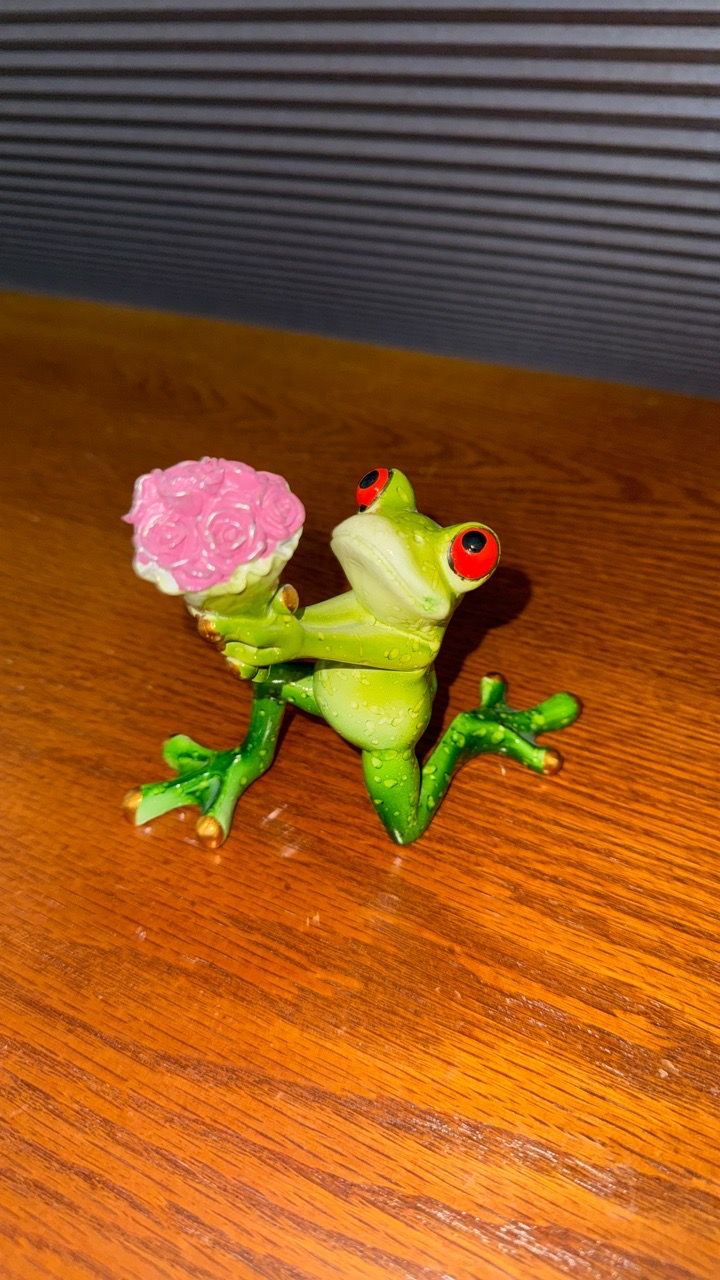 Red-Eyed Tree Frog Figurine with Flower Bouquet
