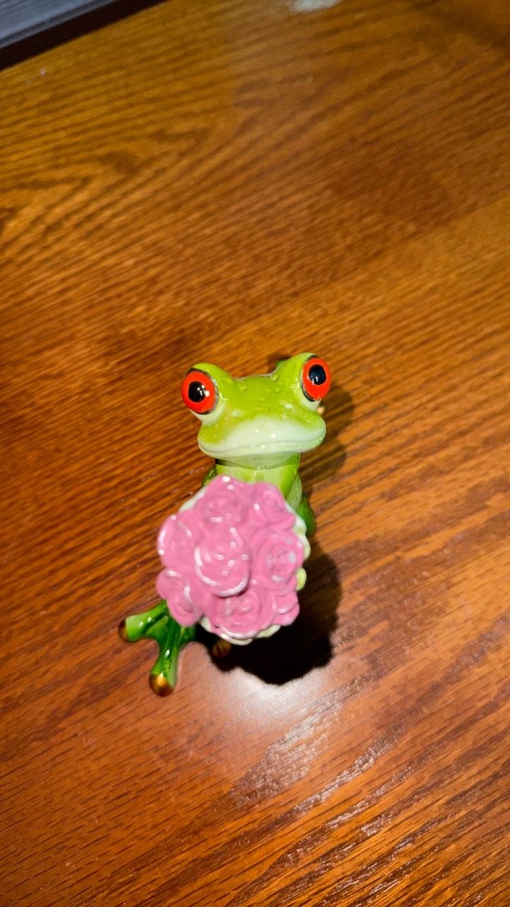 Red-Eyed Tree Frog Figurine with Flower Bouquet - photo 2