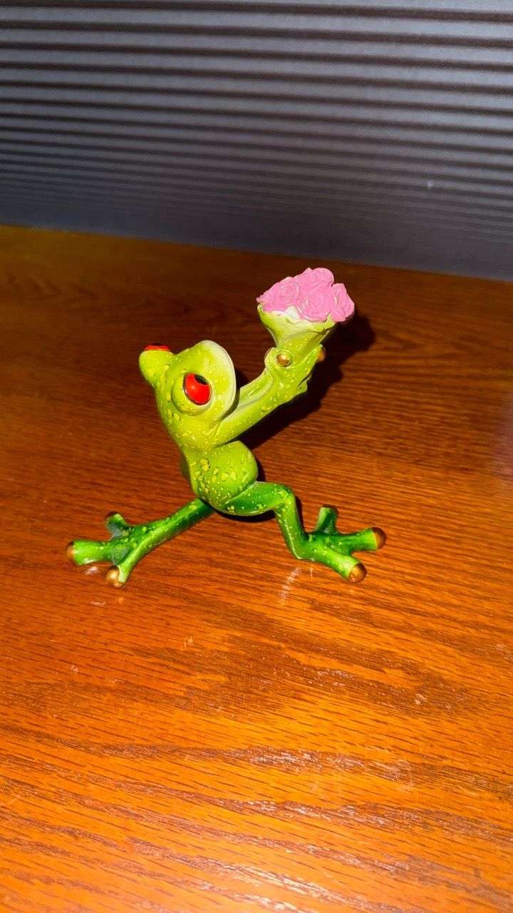 Red-Eyed Tree Frog Figurine with Flower Bouquet - photo 3