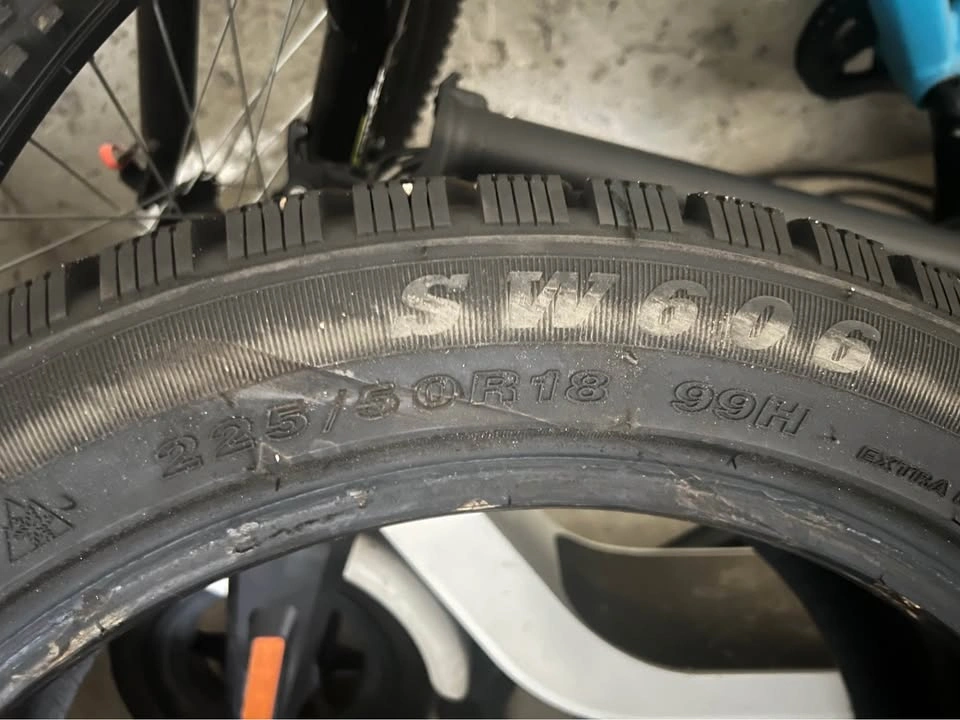 2x 225/50R18 Tubeless tires - photo 4