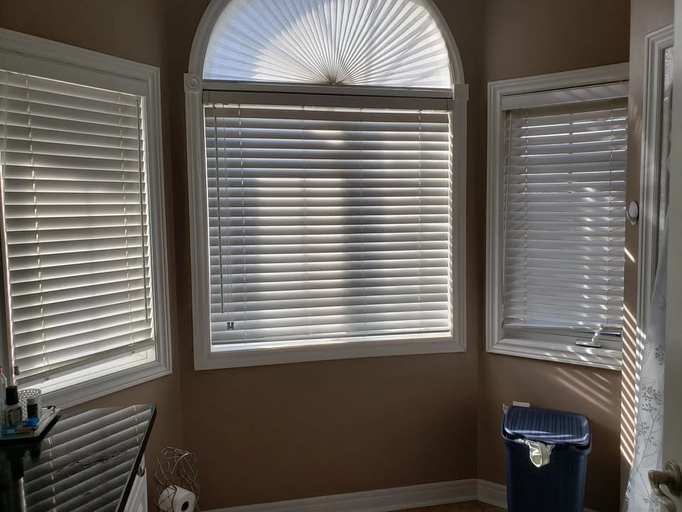 4 Blinds assorted sizes - $20 each - photo 2