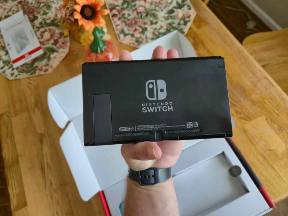 Nintendo Switch V2 - photo 4