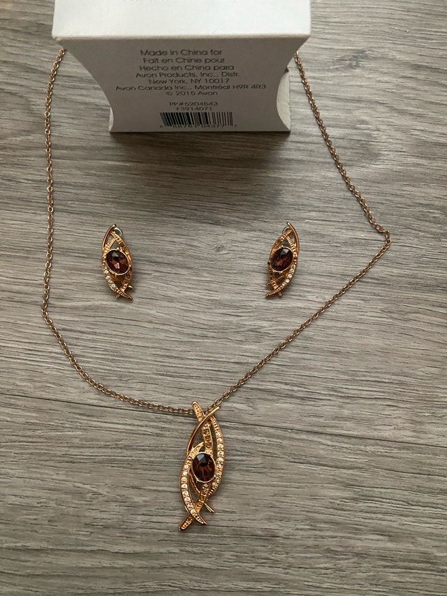 Chocolate Shimmer Necklace and Earrings Set. New