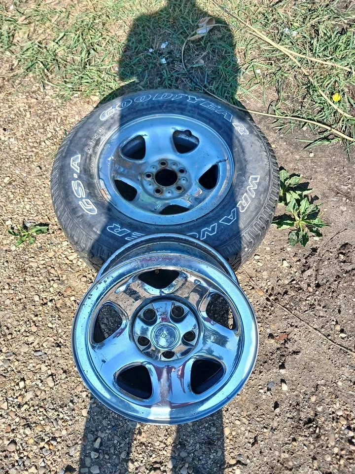 2 JEEP RIMS