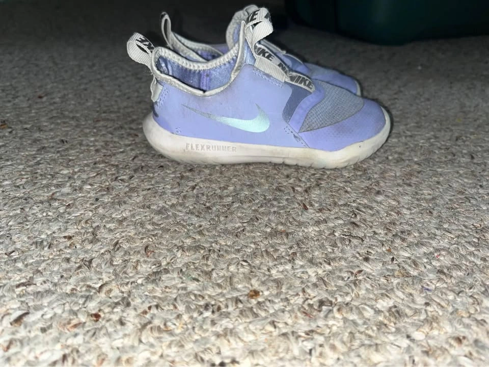 Nike Girls Runners- size 10C - photo 2