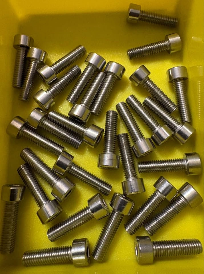 M5 x 18 Stainless Steel Socket Head Cap Screws Lot of 30 - photo 2