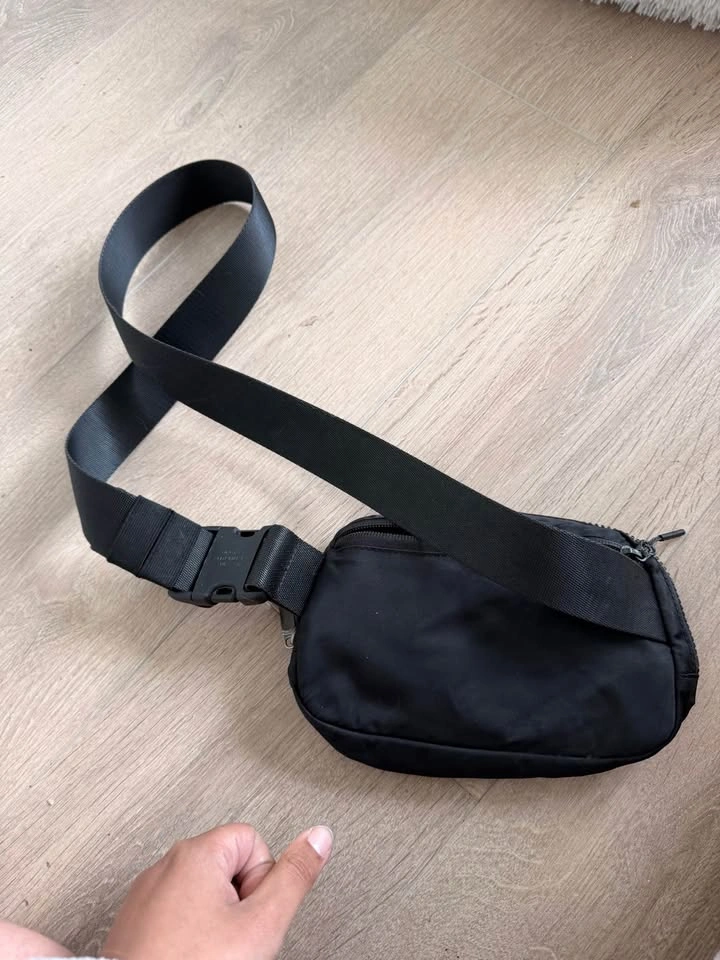 Lululemon Black Everywhere Belt Bag - photo 2