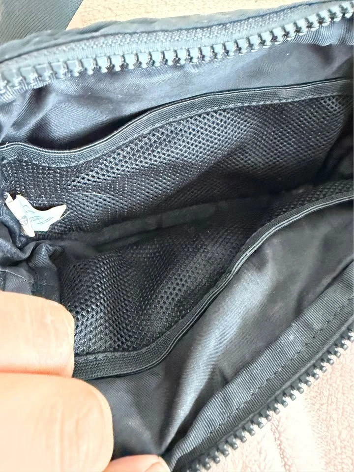 Lululemon Black Everywhere Belt Bag - photo 4