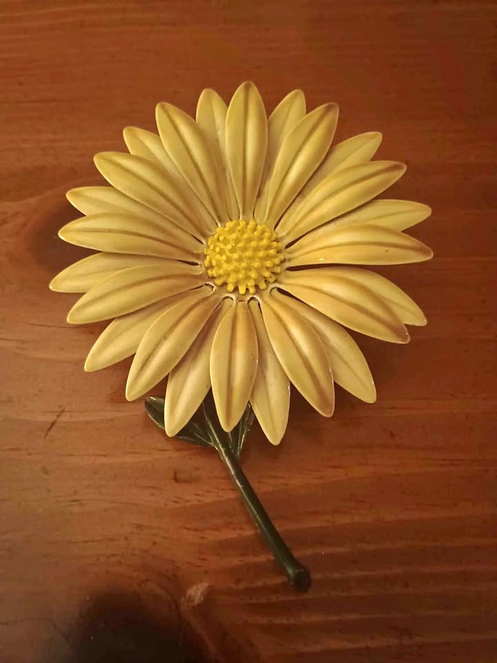 Vintage Daisy Pin Enamel on Metal 1960s/1970s NOS