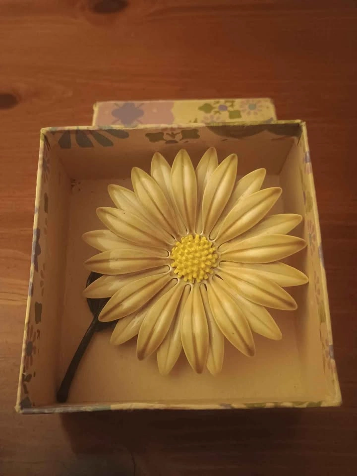 Vintage Daisy Pin Enamel on Metal 1960s/1970s NOS - photo 5