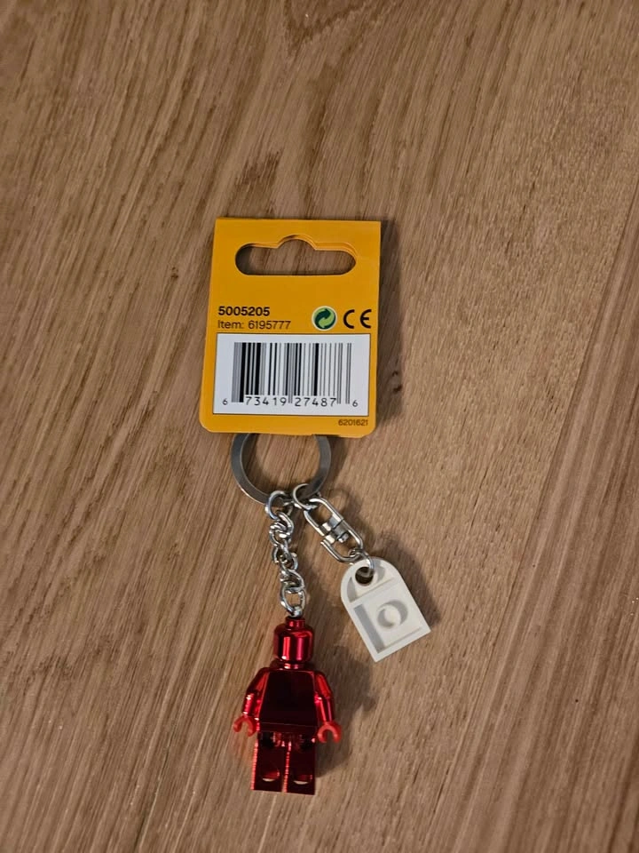 Lego VIP Chrome Red Minifigure Keychain - photo 2